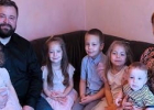 У Швеції забирають дівчаток у християнських батьків та не повертають їх навіть після спроб самогубства.